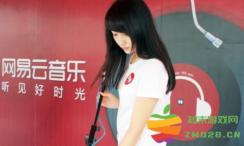 如何调整网易云音乐桌面歌词的透明度设置，以便获得更好的视觉效果