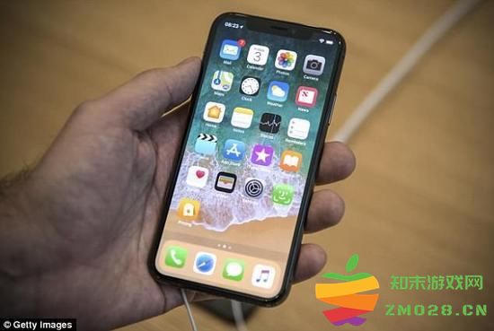 苹果手机配备三颗摄像头的具体型号是什么？